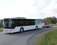 Das Foto zeigt einen Linienbus mit Fahrradanhänger. 