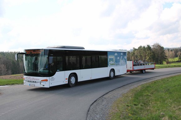 Das Foto zeigt einen Linienbus mit Fahrradanhänger. 