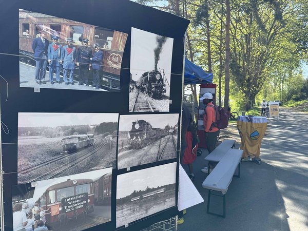 Alte Fotos aus der Eisenbahnzeit hängen an einer Pinnwand. 