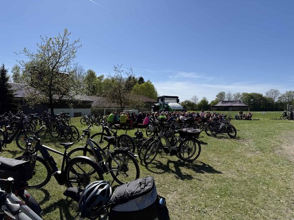 Bierbänke und Räder auf einer Wiese beim Radlersonntag