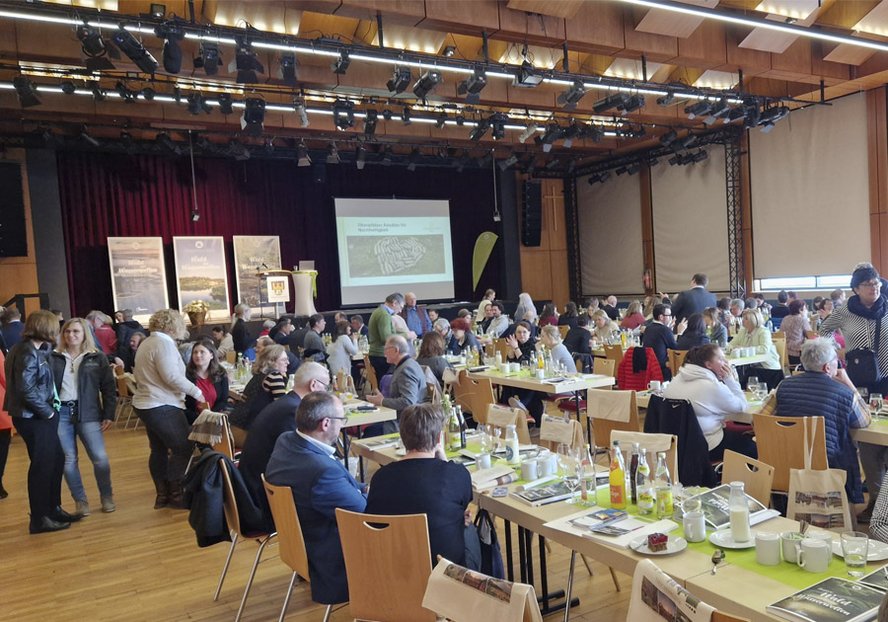 Angeregte Gespräche und Netzwerken beim Tourismustag Oberpfälzer 2023 im Kettelerhaus Tirschenreuth