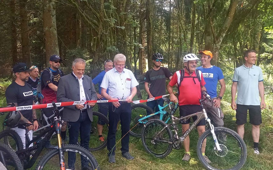 Landrat Roland Grillmeier und Bürgermeister Johannes Reger beim Durchschneiden des Band