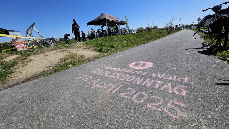 Schriftzug Radlersonntag auf dem Radweg