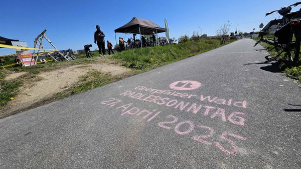 Schriftzug Radlersonntag auf dem Radweg