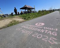 Schriftzug Radlersonntag auf dem Radweg
